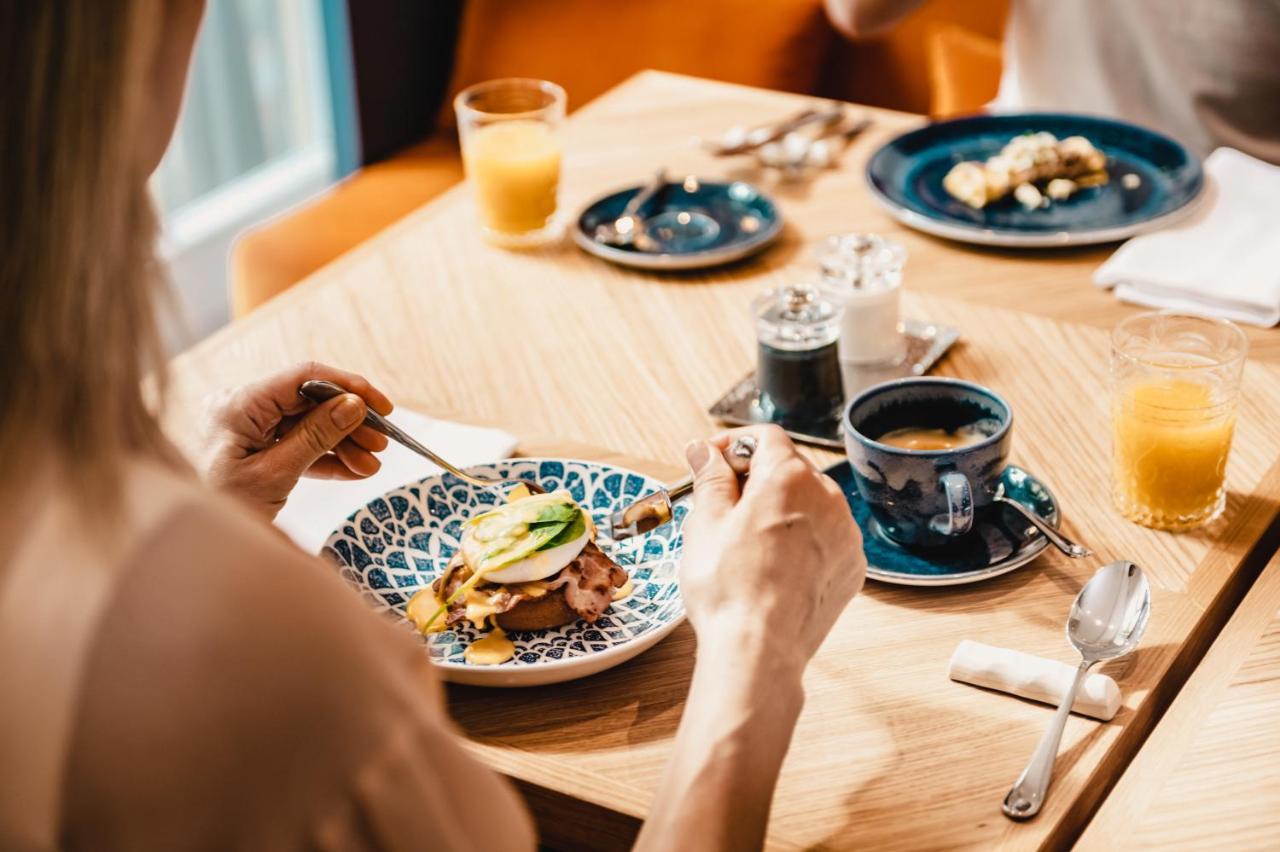 Falkensteiner Spa Resort Mariánské Lázně Dış mekan fotoğraf A woman eating breakfast