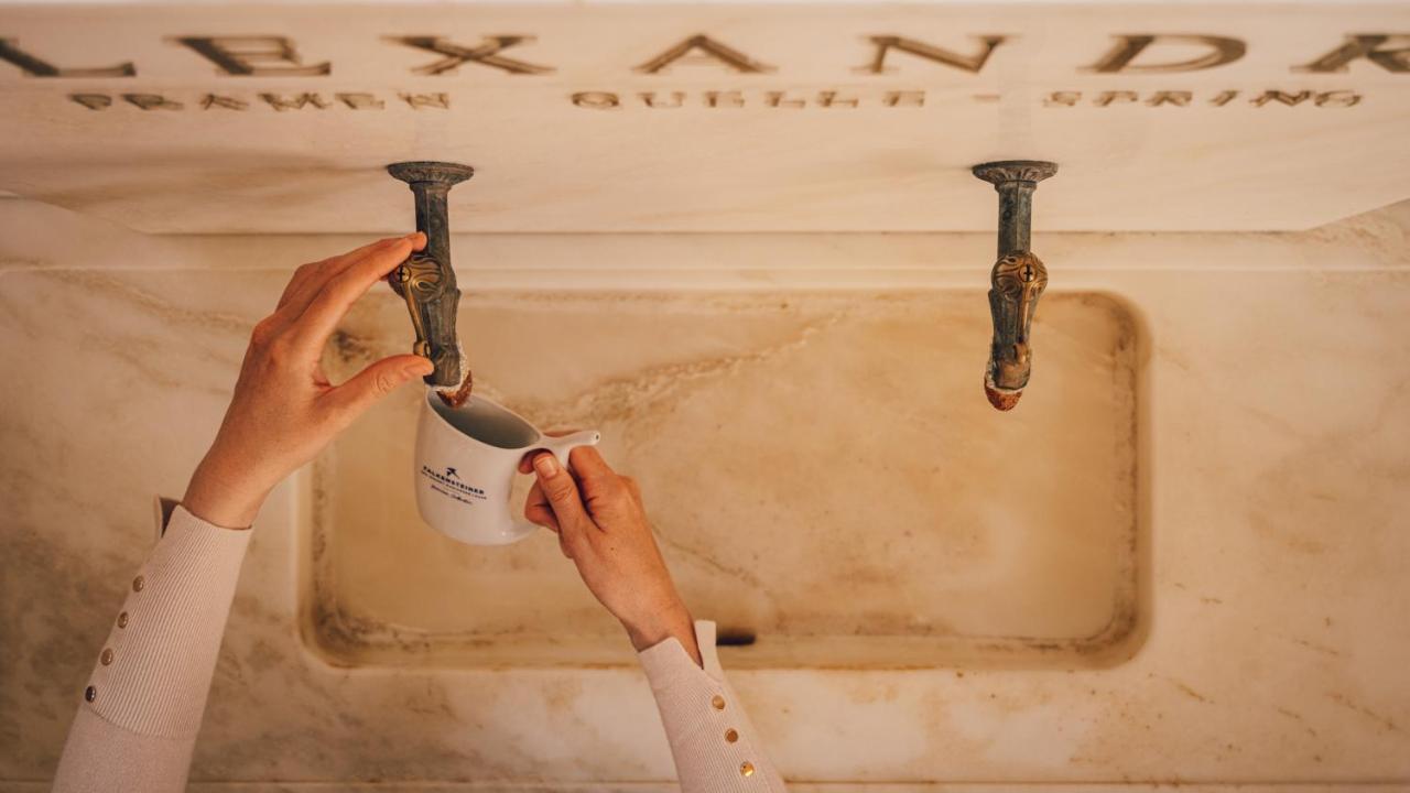 Falkensteiner Spa Resort Mariánské Lázně Dış mekan fotoğraf A woman washing her hands in the mikveh