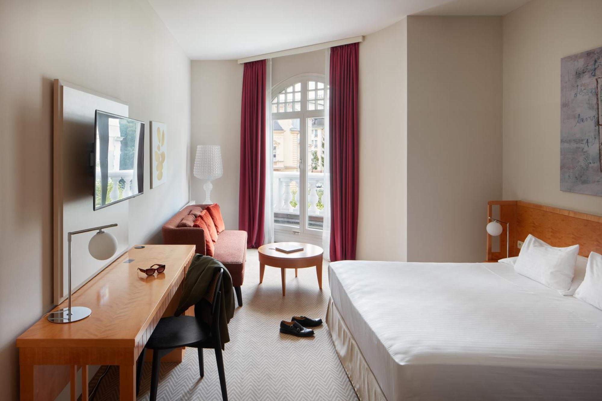 Falkensteiner Spa Resort Mariánské Lázně Dış mekan fotoğraf A room at the hotel