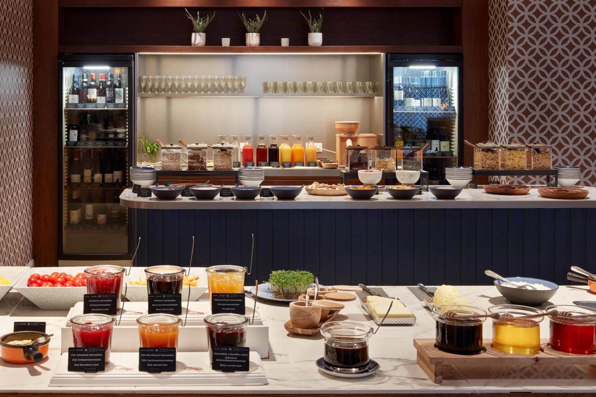 Falkensteiner Spa Resort Mariánské Lázně Dış mekan fotoğraf A buffet at a hotel