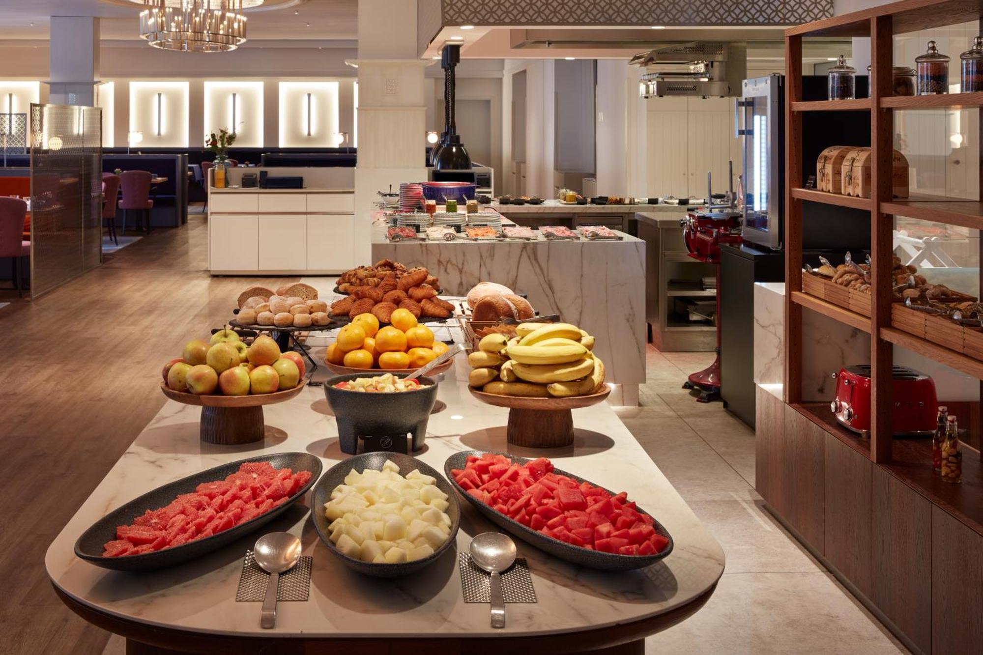 Falkensteiner Spa Resort Mariánské Lázně Dış mekan fotoğraf The buffet at the lounge