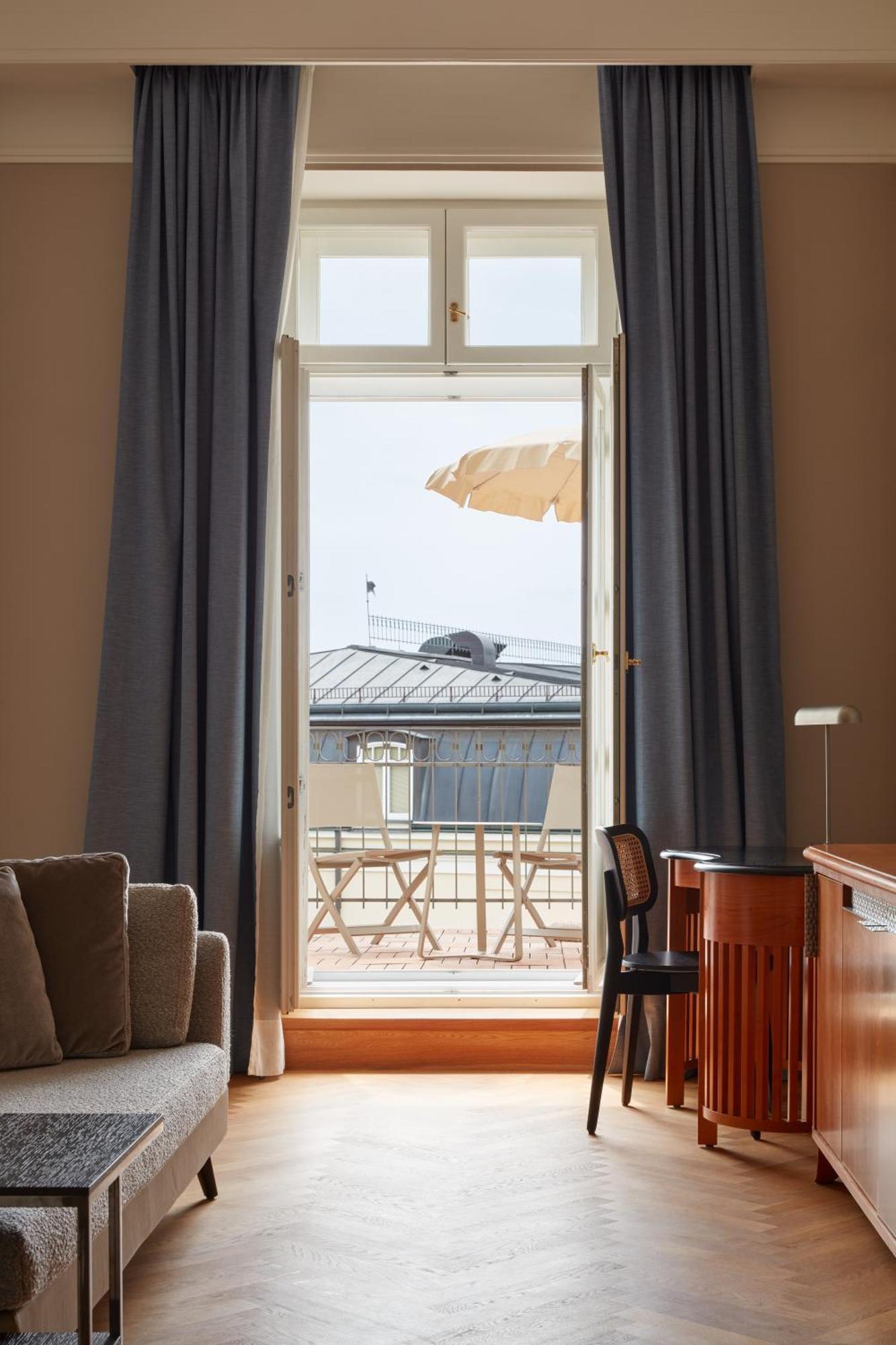 Falkensteiner Spa Resort Mariánské Lázně Dış mekan fotoğraf A balcony in a hotel room
