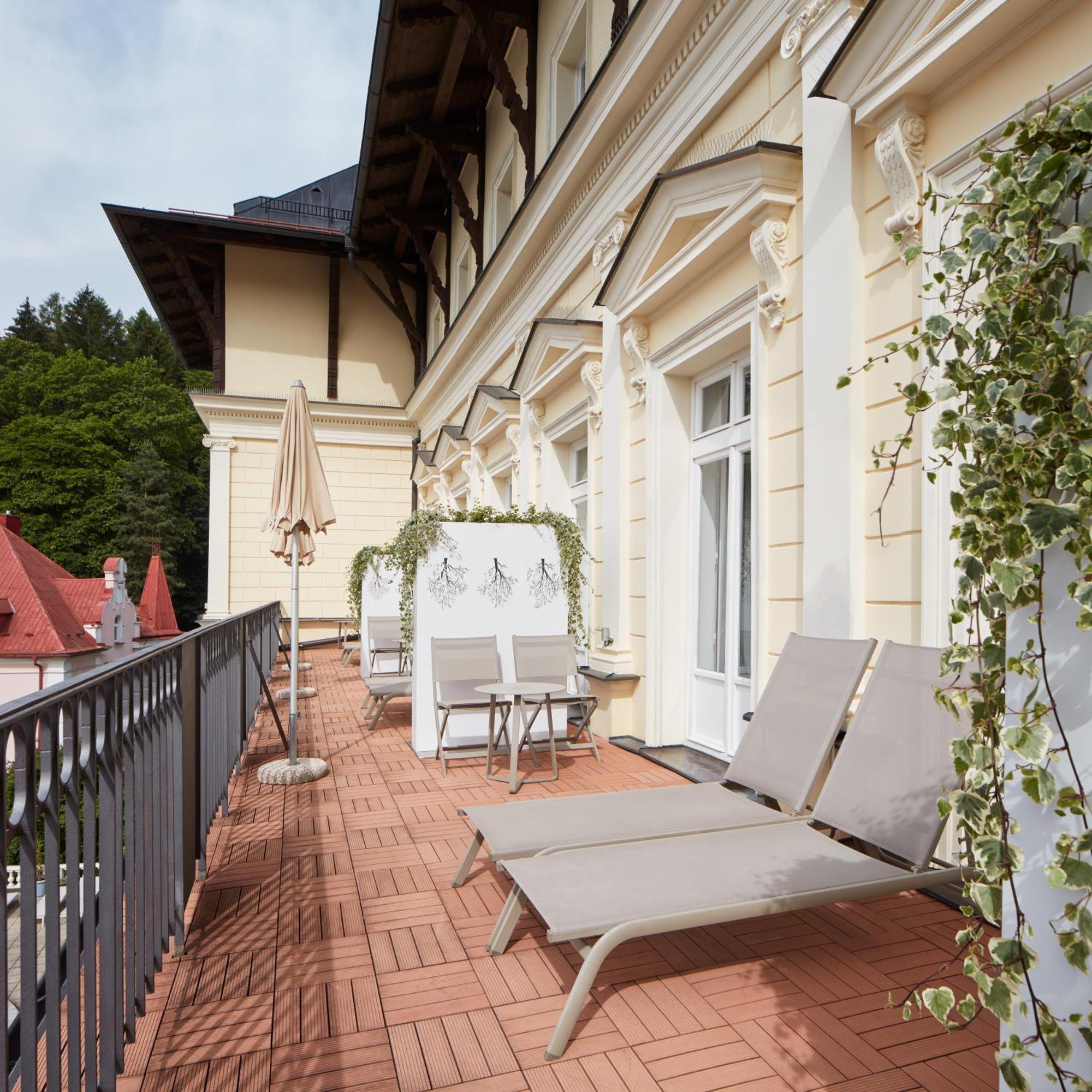 Falkensteiner Spa Resort Mariánské Lázně Dış mekan fotoğraf The terrace