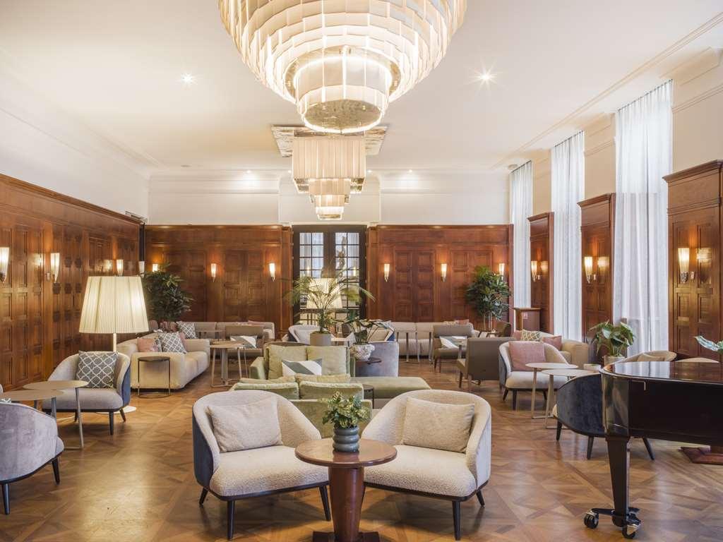 Falkensteiner Spa Resort Mariánské Lázně Restoran fotoğraf The interior of the hotel